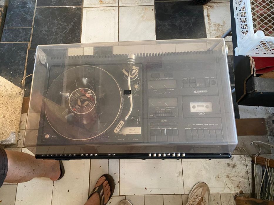 Gira discos com radio , leitor de cassetes