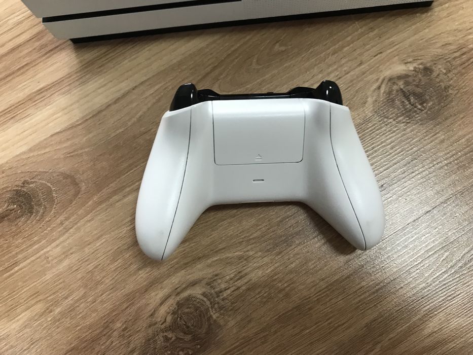 Игровая приставка Xbox One S и геймпад на запчасти или ремонт