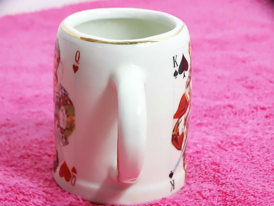 Ceramiczny kubek kufelek z motywem kart do gry – Dama, Król, Walet (Vintage / Retro)