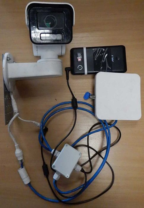 IP-камери Hikvision DS-2CD1A43G0-IZU 2.8-12mm з WiFi містом та роутером