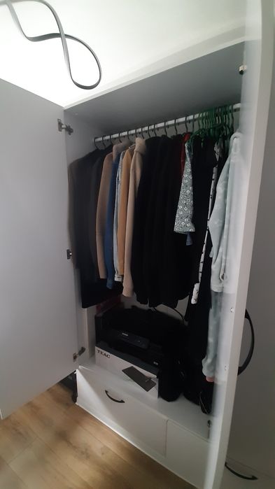 Duża biała pojemna szafa na ubrania