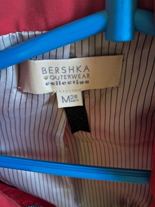 2 marynarki czerwona i czarna.