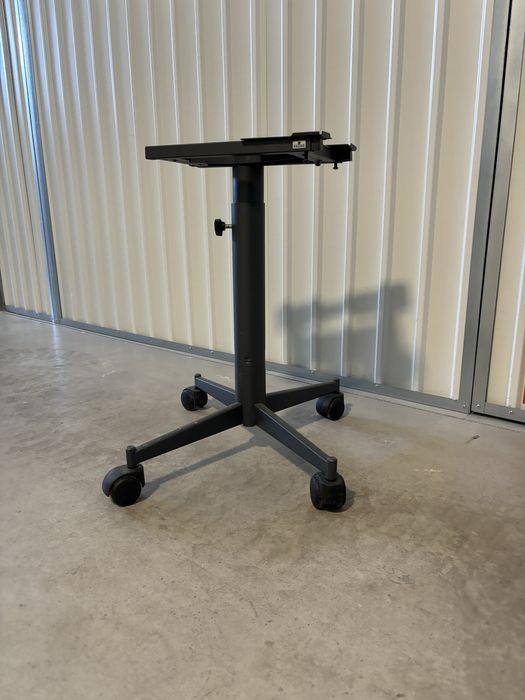 Carrinho com rodas para projector