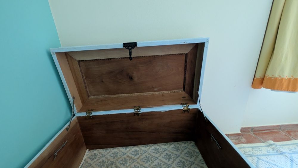Vendo arca / baú antigo remodelado, em madeira maciça