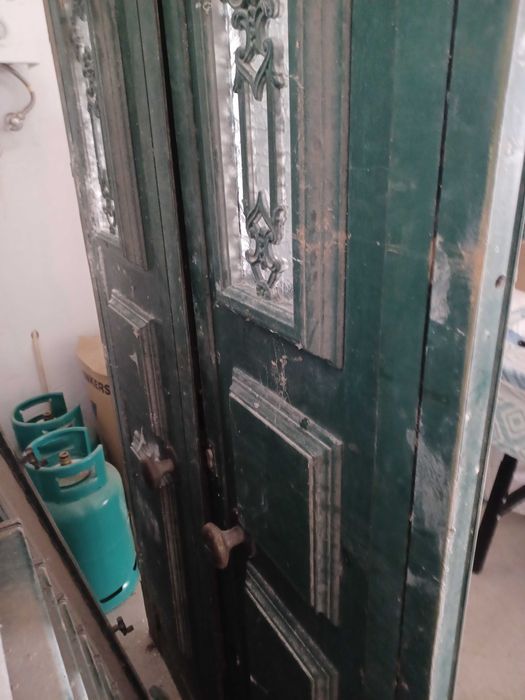 2 Janelas, 2 portadas,  uma porta. Tudo em bom estado. Em alumínio.