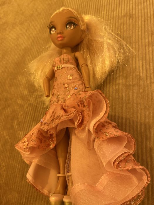 Boneca rainbow high com roupas e sem uma mão sou de évora