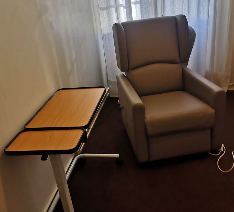Cadeirão elétrico com mesa de apoio