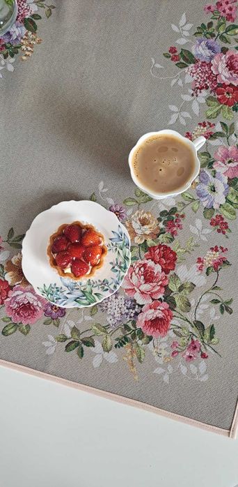 Obrus beżowy gobelinowy w róże 100x100 cm 1162LI Rose Linen