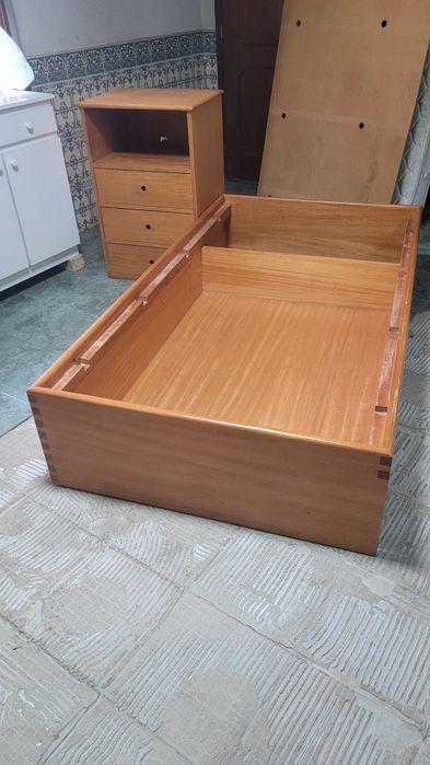 Cama solteiro  em madeira