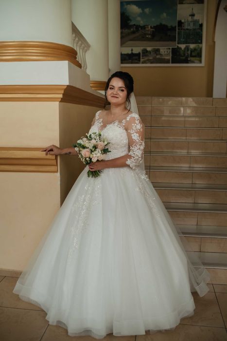 Продам весільну сукню