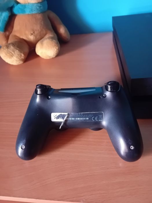 PlayStation 4 com 1 comando e cabo alimentação.