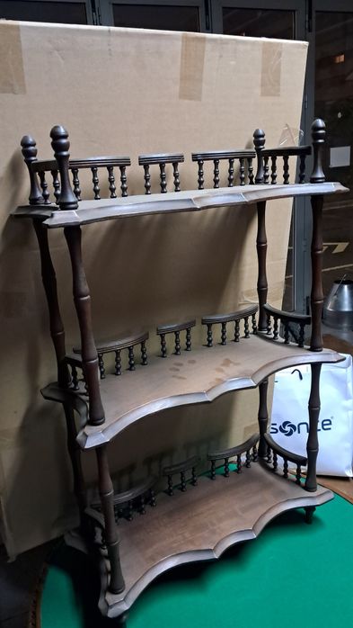 Estante de apoio em madeira