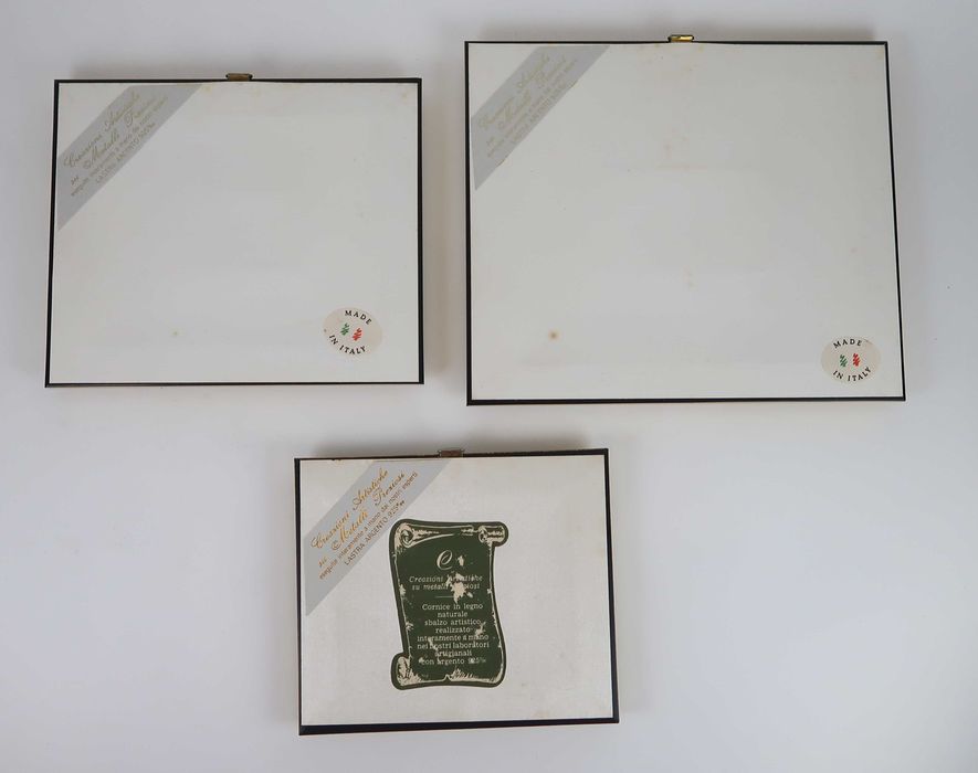 3 quadros pequenos com placas em prata