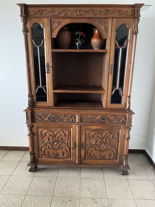 Armario trabalhado em madeira bem conservado ( 192x133x5e sem defeitos