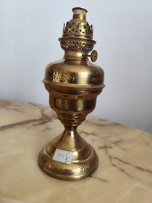 Lampa naftowa ciekawa