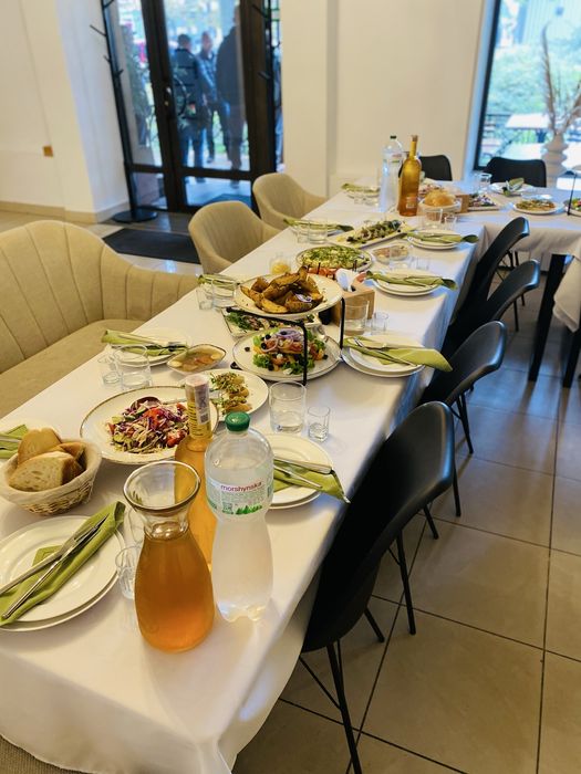 Стільці і столи, диван, барні стільц і інше майно