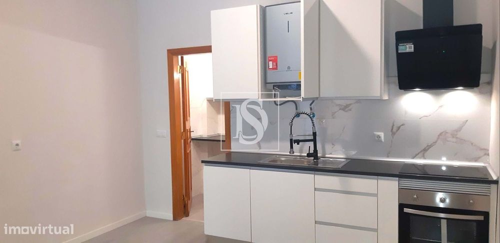 Apartamento T1 em Belas, Sintra (Loja transformada em apartamento)