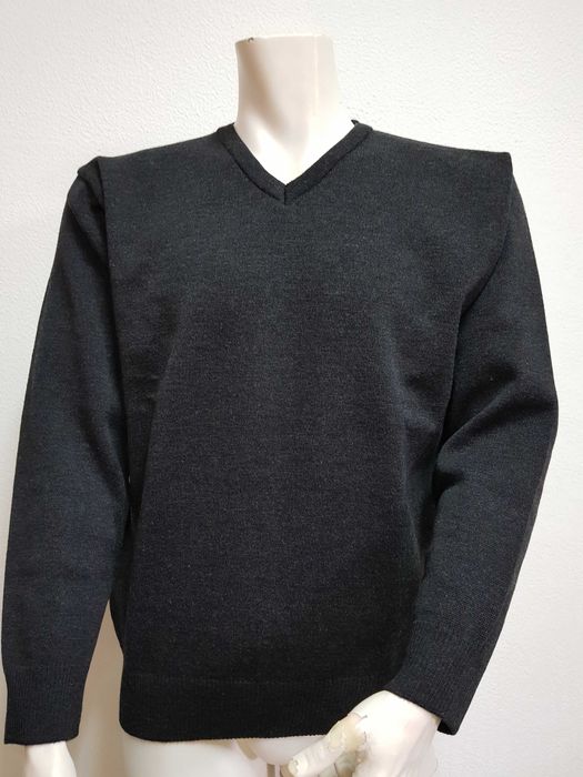 Pullover cinza, manga comprida, decote em "V", novo, nunca usado.