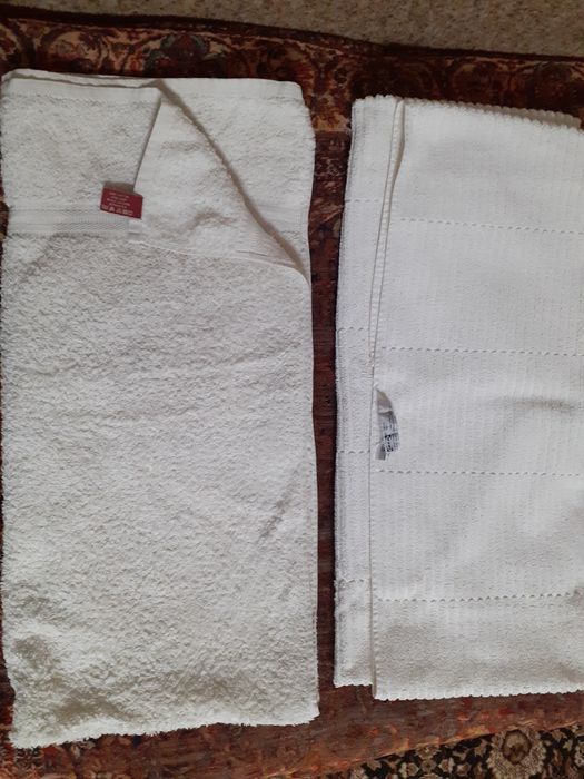 Полотенца, простыни. Комплект постельного белья новый.