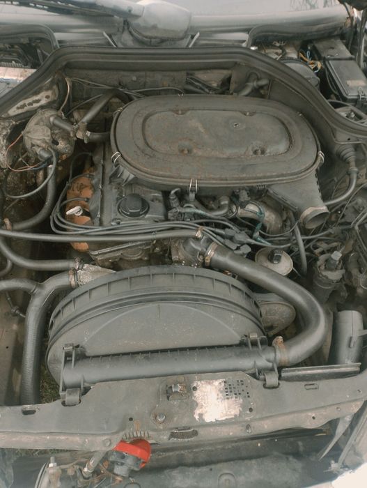 Автомобіль 124 мерседеса