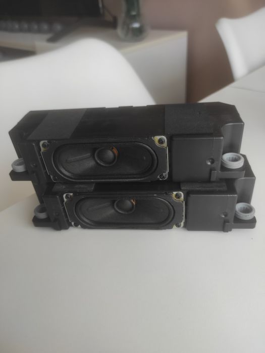 Dwa głośniki od telewizora LG 42LA620