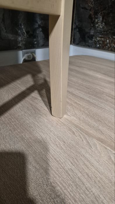 Duzy stół kuchenny z krzesłami