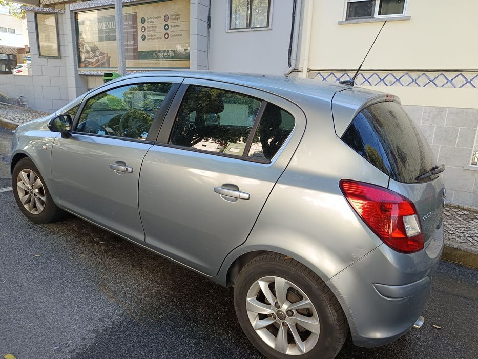 Opel Corsa 1.2 85 cv, 5 portas, julho de 2014 e 100.000 km