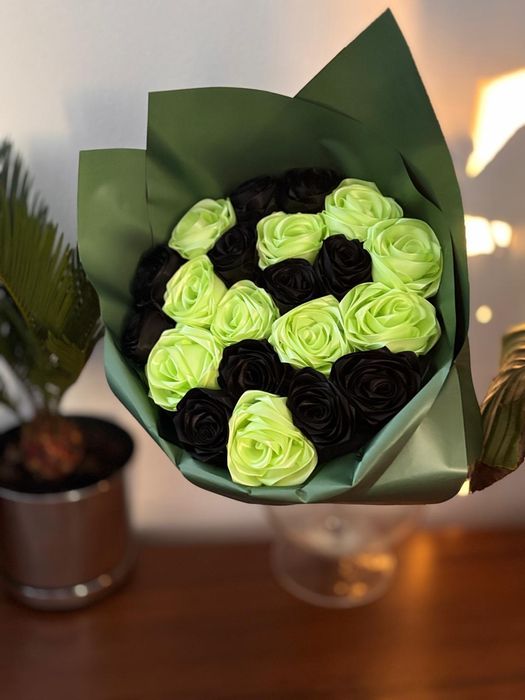 Bukiety, boxy kwiatowe wykonane ze wstążki.