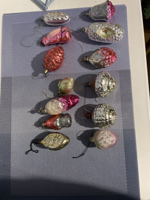 Старі скляні ігоашки на ялинку