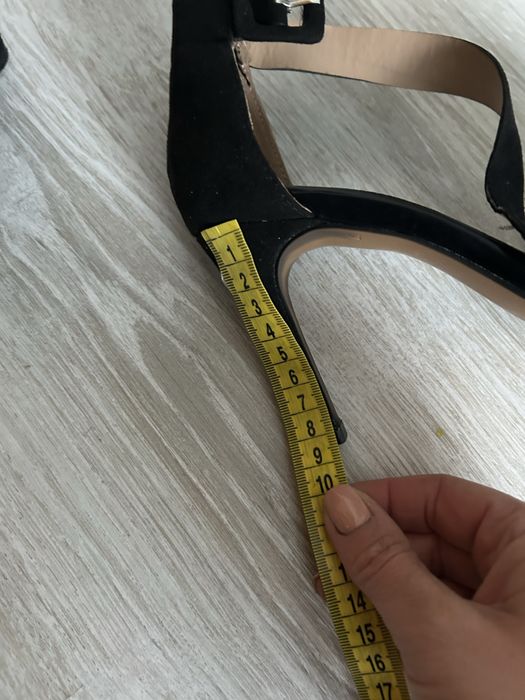 Туфлі- босоножки.