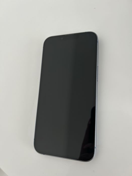iPhone 14 z ładowarką i etui w zestawie