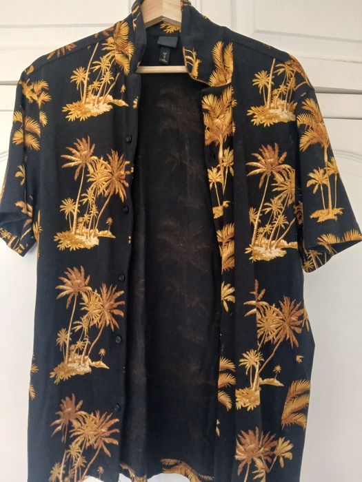 Camisa H&M Manga Curta Tropical Palmeiras Preto/Dourado – Tam. M