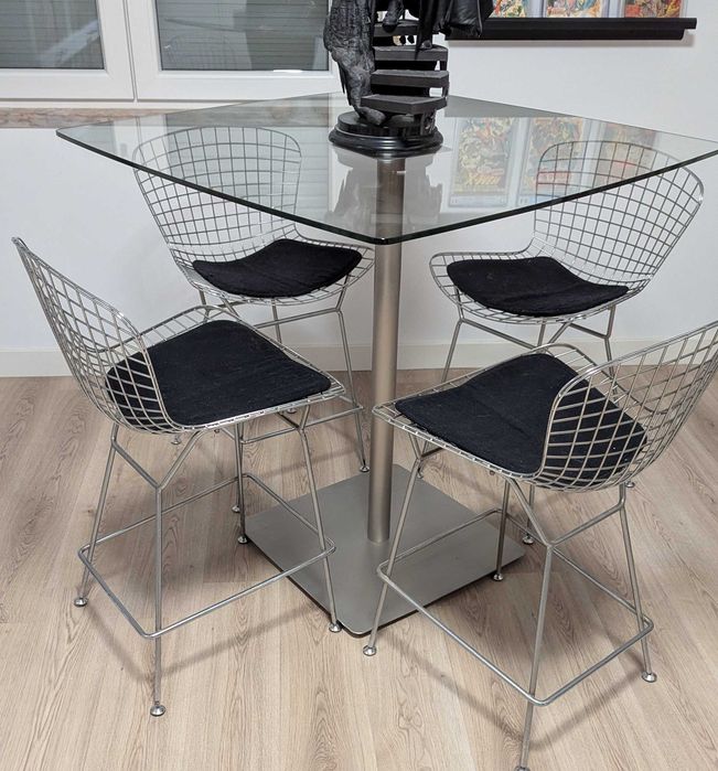 Mesa alta de vidro BO Concept e 4 bancos Bertoia