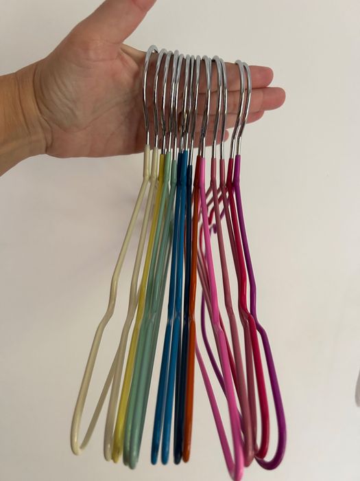 14 cabides coloridos de criança