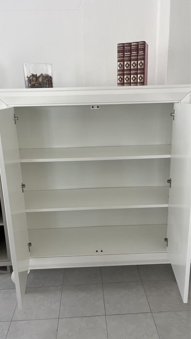 Estante lacrada de branco