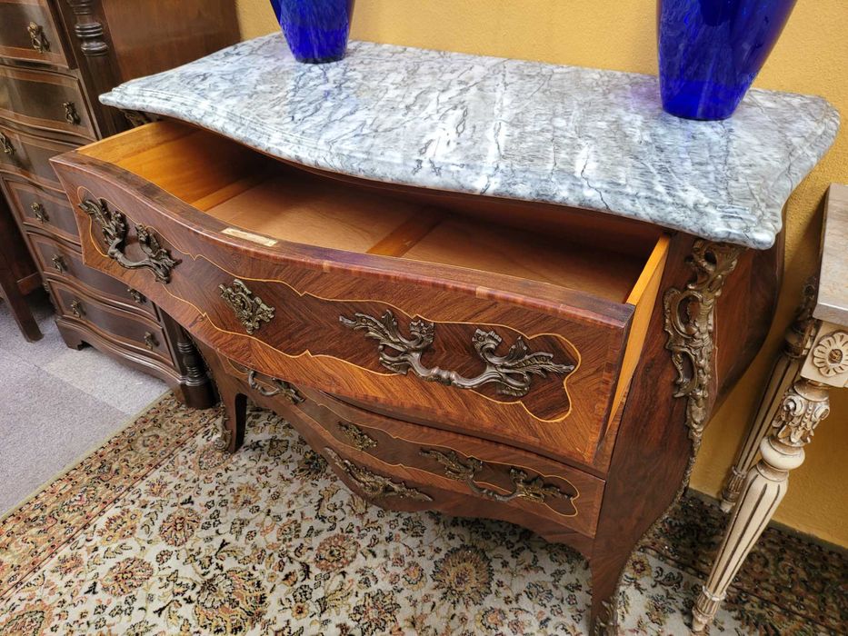 Lindíssima cómoda antiga estilo Luís XV