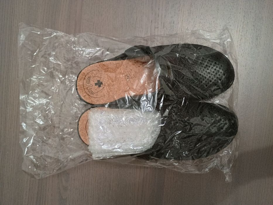 Czarne buty medyczne / klapki na podwyższeniu 4 cm r. 40–40,5