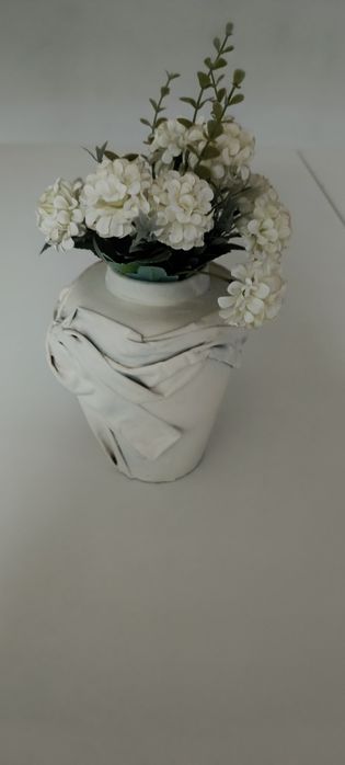 Jarra tamanho pequeno com flores artificiais. Usado