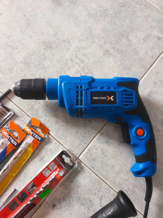 Parafusadeira Dexter 650 W com caixa e acessórios