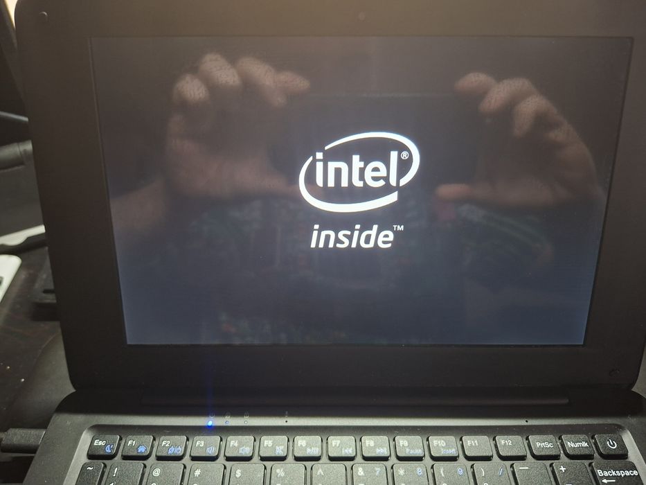 Mały poręczny netbook