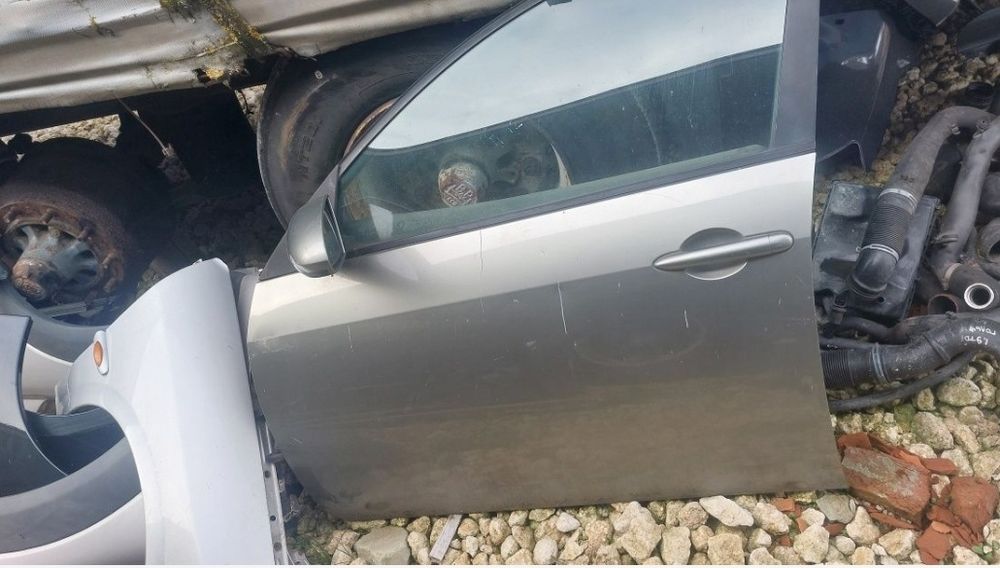 двері дверка Nissan primera p12 передня ліва водійська
має мелкі дефек