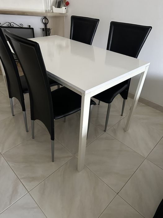 Mesa e cadeiras