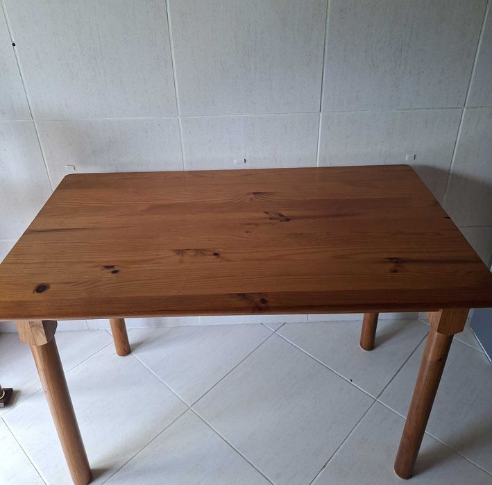 Mesa de madeira em estado como novo
