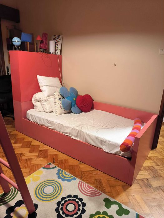 Cama lacada cor de rosa com prateleiras