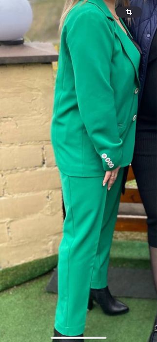 Брючний костюм смарагдового кольору