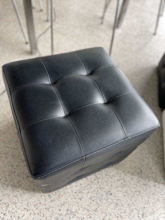 Pufs pretos e brancos (valor unitario)