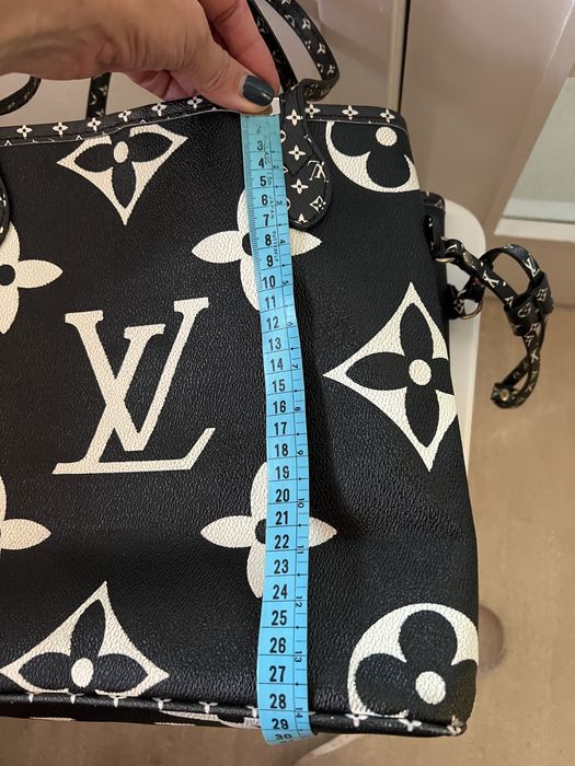 Mala LV em preto com interior vermelho