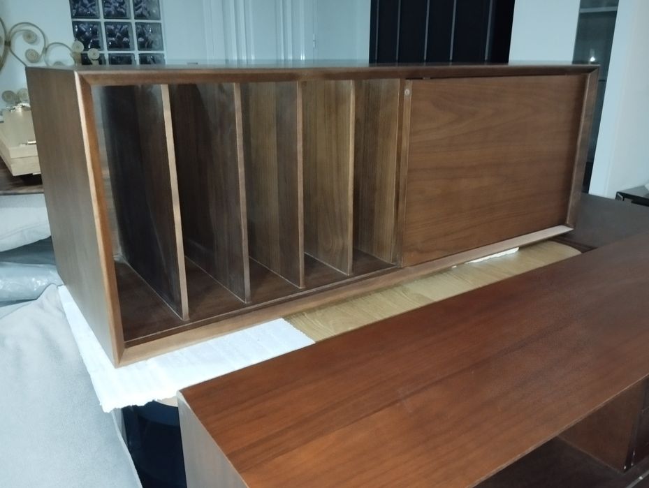 Móvel suspenso para vinis/gira discos