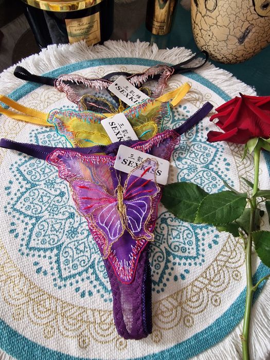 Seksowne koronkowe stringi z motylkiem.