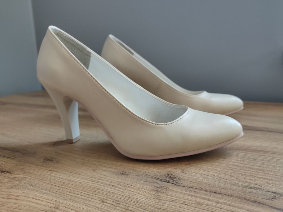 Beżowe czółenka na obcasie